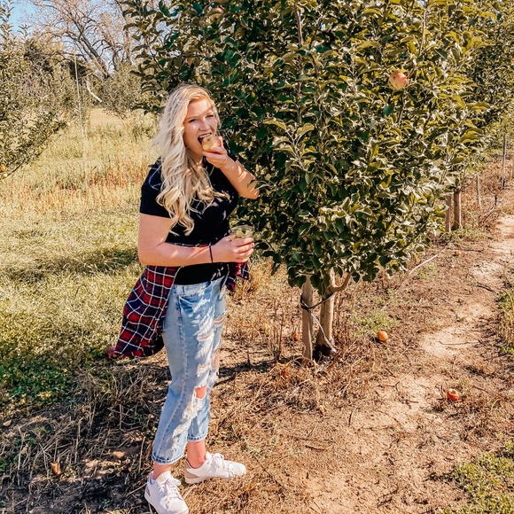 Meet your Posher, Whitney - Picture 2 of 5